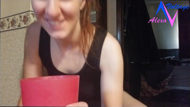Alexa-Voltage: Alexa čůrá do velkého šálku