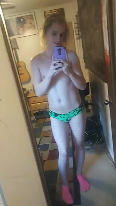 Sissy boy videos: Сисси-паренек играет перед зеркалом
