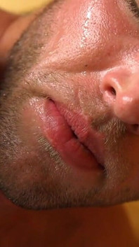 Fusto muscoloso si scopa il culo e spara su tutto il pavimento della sauna