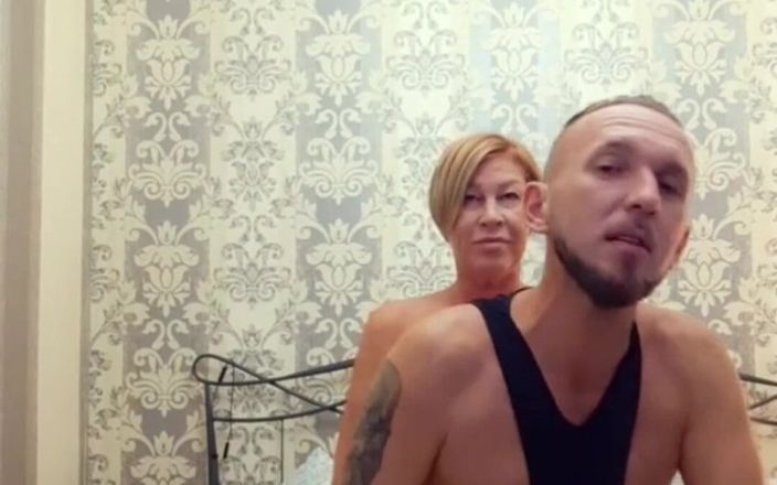 Crazyfamily 1970: Mama vitregă mă fute în fiecare zi