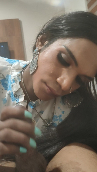 Keerthanakeerthi95: Una sissy travestita indiana che succhia il cazzo duro del...