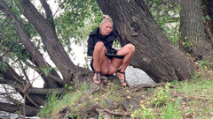 Claudia Macc: 户外撒尿-