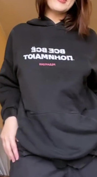 Necke dich und meine muschi in einem hoodie