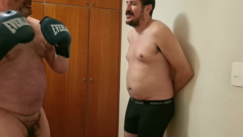 Punchbagplz: Silver Nevlastní otec Boxer Vs. Punchbag - Body Shot Challenge