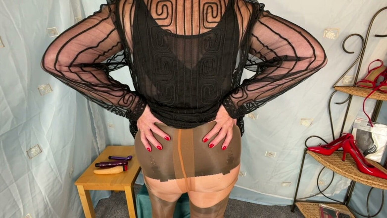 Aunty Sandra vintage girdle queen: Makcik Sandra berlapis-lapis dalam garis panjangnya yang sangat seksi girdle....