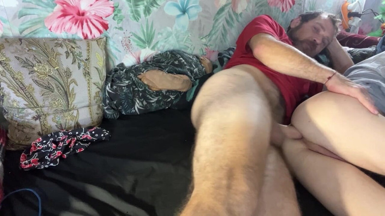 MaxHotty: Heißer Flip-Flop mit behaartem reifen Bären und Sperma-Ladung