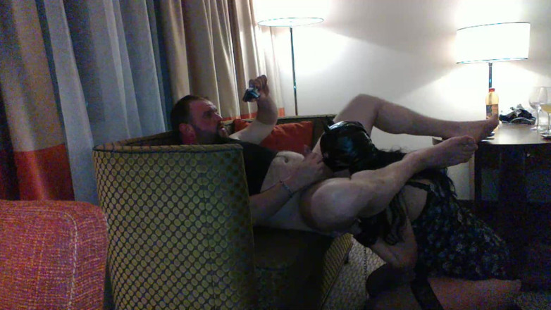 Toilet Mommy: Folosește-le doar gâtul, apoi ejaculează pe fața lor