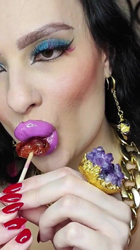 Bimbo plaagt je en zuigt lolly met verse vulstof