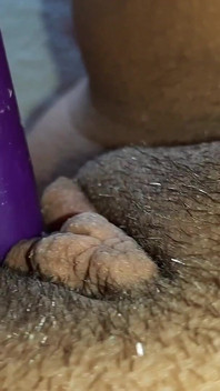 Meine muschi tropft und mein geschwoller kitzler wackelt von einem intensiven orgasmus vom vibrator