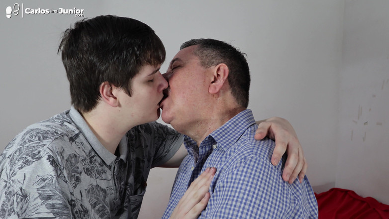 Carlos And Junior: 爸爸和他的男孩接吻