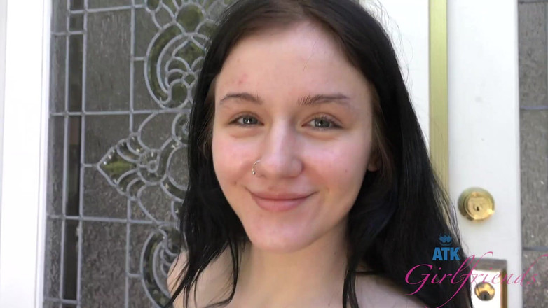 Classic ATK Girlfriends: Kencan virtual - cewek imut rambut cokelat lagi asik kencing di...