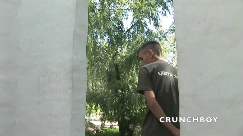 Straight fucking boy in uniform: Twink futută în aer liber de un băiat militar în costum nejiform