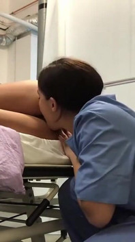 Y tá liếm tôi trong bệnh viện