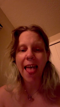 Je te taquine tous avec ma longue langue percée