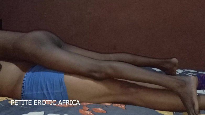 Petite Erotic Africa: Afrikaanse tiener Amira neuken op ongemakkelijke manieren in een hotelkamer