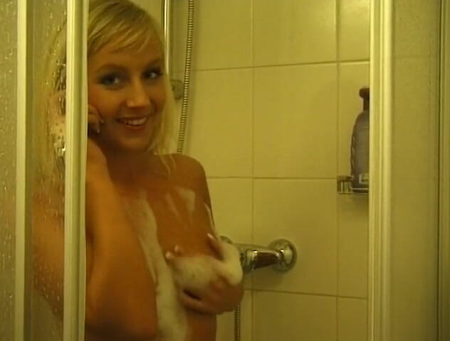 Flash Model Amateurs: Awek blonde menjolok dan menggesel pepeknya