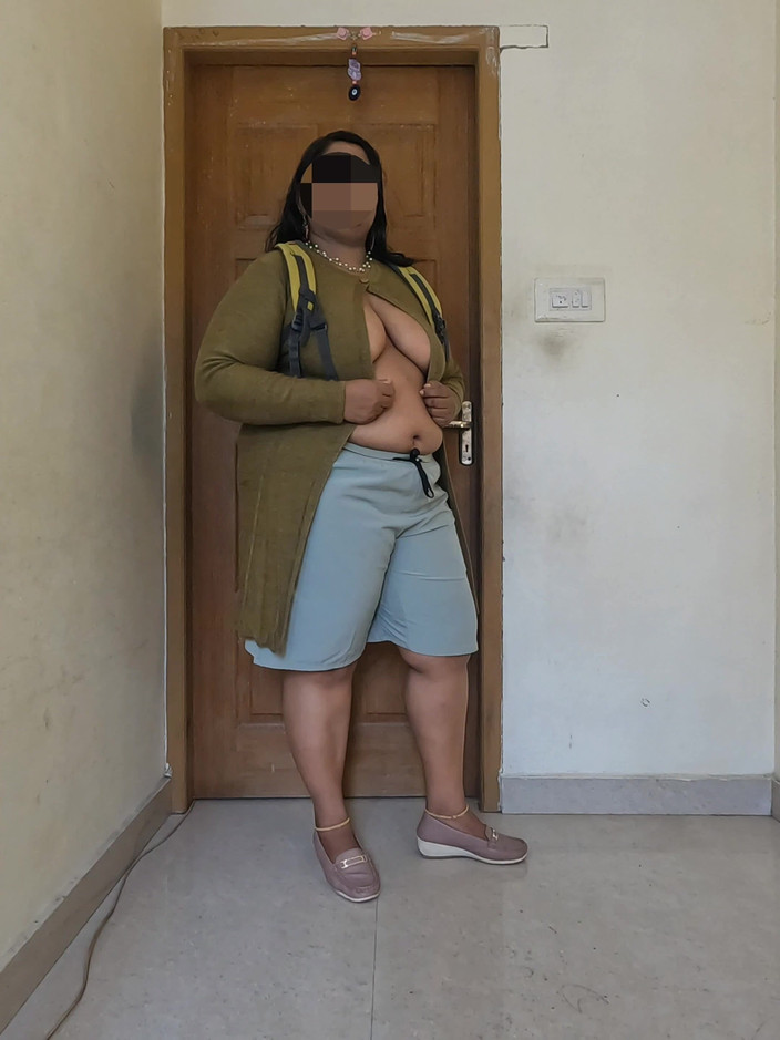 Anne Ipe: Фотосессия с обнаженной пухлой индийской девушкой топлесс.