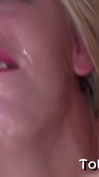 Missy เข้าไปอยู่ตรงกลาง threesome ร้อนแรงและแตกน้ำพุแรงๆ