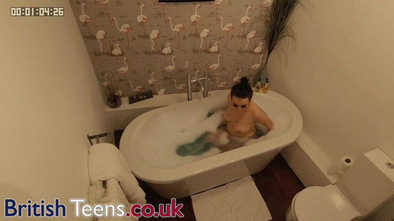 British Teens: Teen arrapata spiata nel bagno