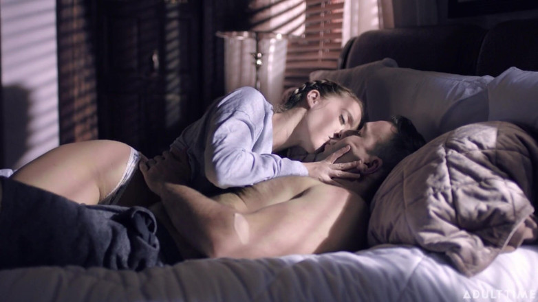 Adult Time: Adult time - Cadence Lux utilise le week-end de cabine pour...