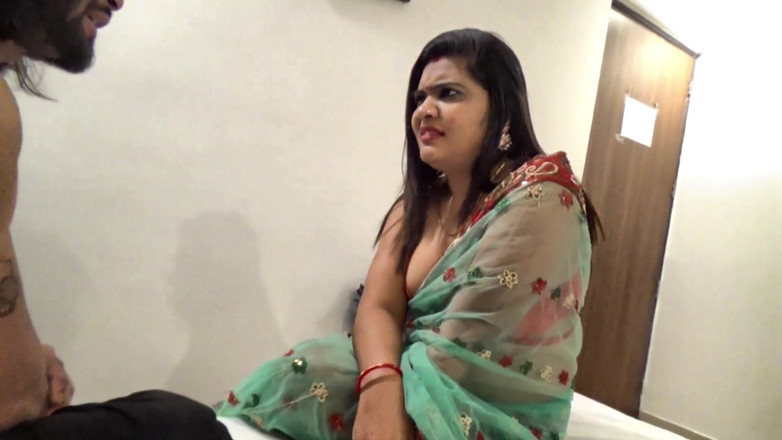 suchismitasarkar: 喉が渇いた主婦が隣人の家に行き、隣人とファックセッションをしました