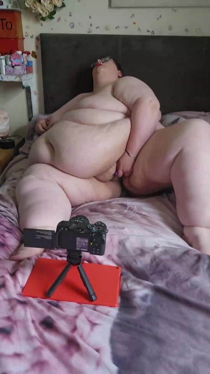 SSBBWLadyBrads: Игра с киской жиробасина под проникновением, часть 2