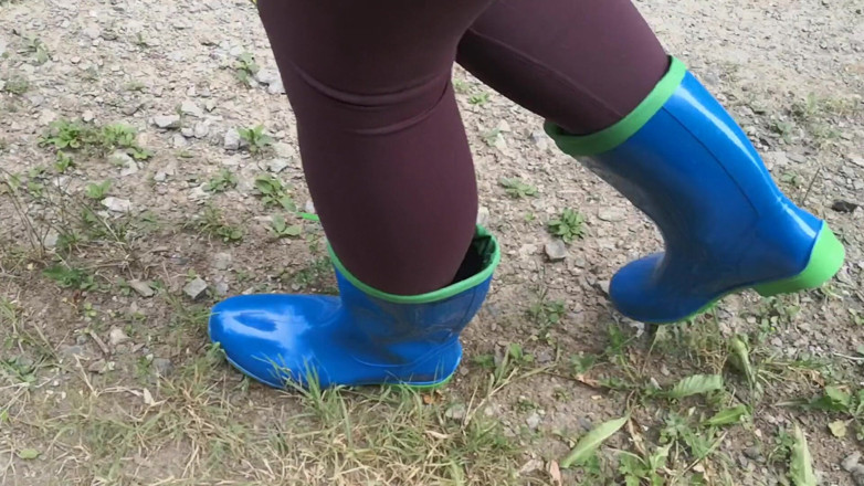 Bouncy Tits Action: Marcher dans des bottes en caoutchouc