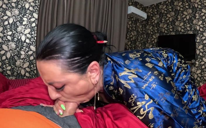 MilfyCalla: Une geisha dévergondée suce une bite et joue avec du...