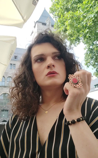 Medi Voi: Myslím na video kouření. Chcete to zkusit?