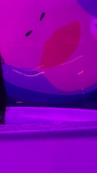 Une MILF tatouée vide la bite de son demi-frère dans un sauna