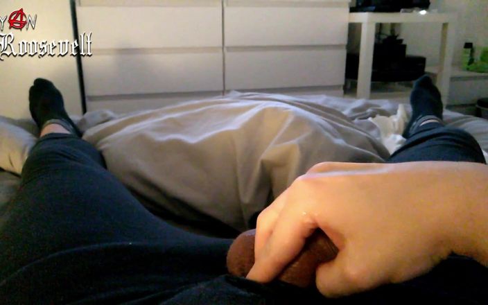Ryan Roosevelt: Masturbándose tarde en la noche con un anillo de polla...
