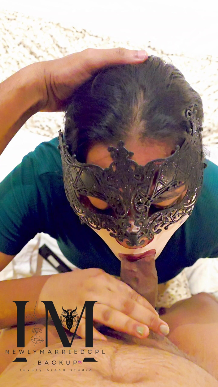 Newly married couple: Esposa caliente dando mamada a marido cornudo antes de conocer...