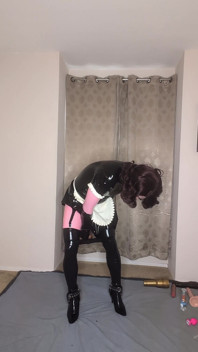 Latex-catsuit und zimmermädchen-kleid, Sissy versucht, ihre beiden Löcher mit dildos zu ficken