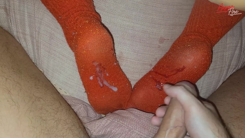 Anna Fire: Ibu tiri dengan kaus kaki panjang warna merah lagi ngidam...