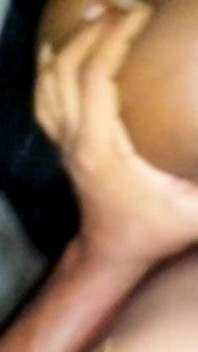 สอดนิ้วรูตูดก่อนกำมือฟิสติ้งพร้อมเย็ดหีเธอ