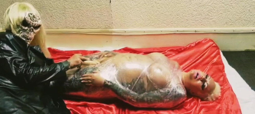 Riouksexy: Chrome skull clingfilm mummificazione