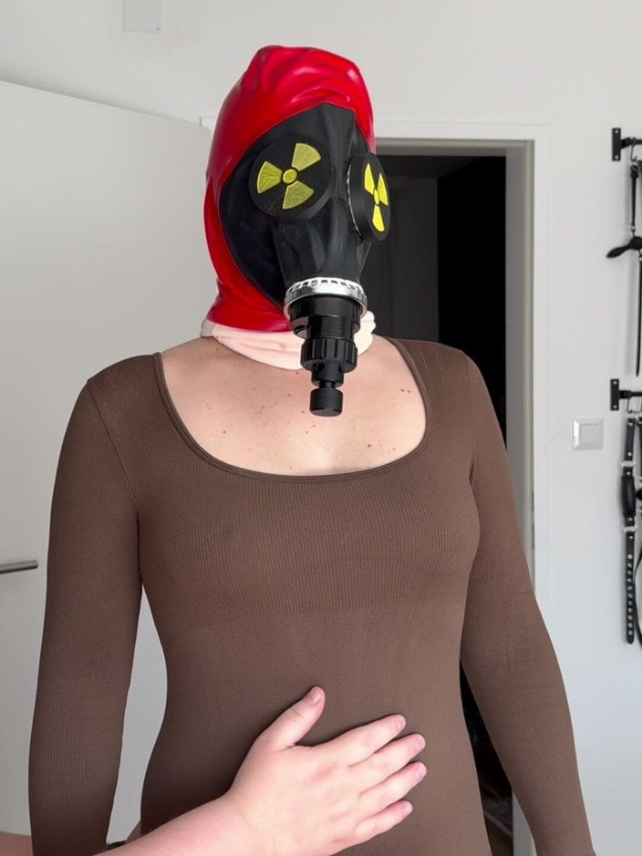 Elena917: Masker gas dan lapisan pantyhose, permainan bdsm payudara