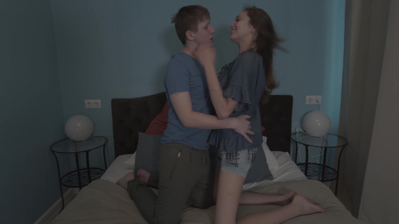 Dirty fantasy: 退屈なティーンの義理の妹は、義理の兄弟とセックスすることに同意