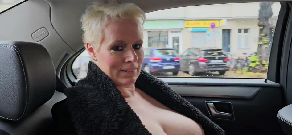 UserBitch1: Topless genom Berlin
