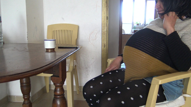 Stepmom Susan: 我怀孕的继母让我射在她嘴里