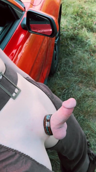 Cowgirl Cocklady stříká s autem