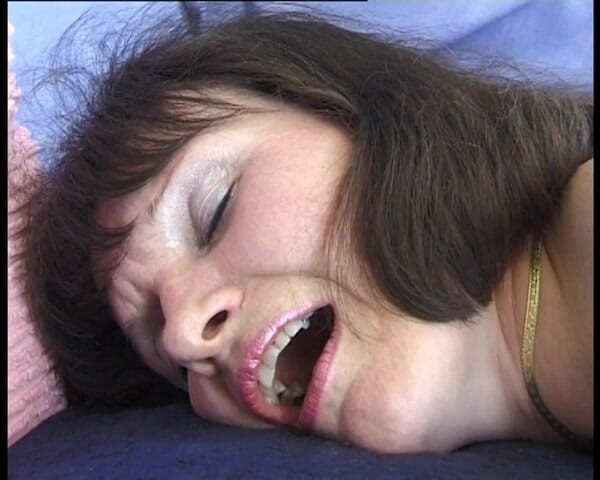 YOUR FIRST PORN: Hausfrau Janine - Geil Auf Muschi rasieren und dildospiele - huisvrouw Janine -...