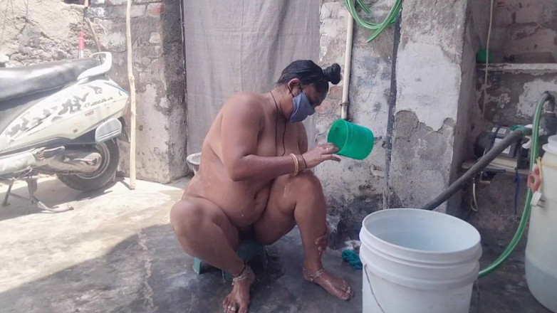Yourgeeta8899: Indian Bhabhi's Hot Video While Bathing