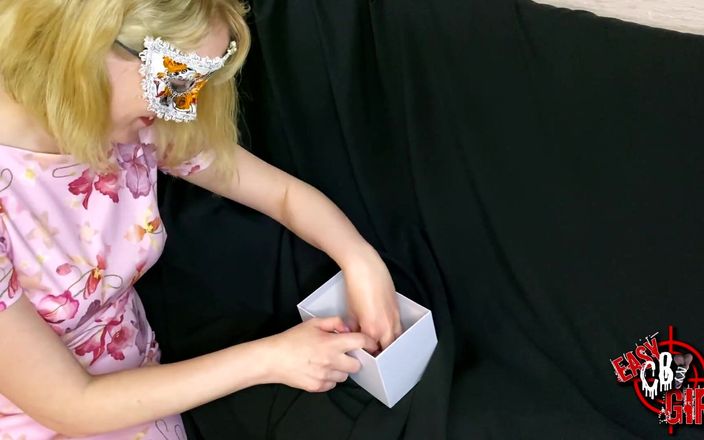 AnnyCandyPainboy: Горячая милфа открывает подарок и желает сообществу счастливого Рождества