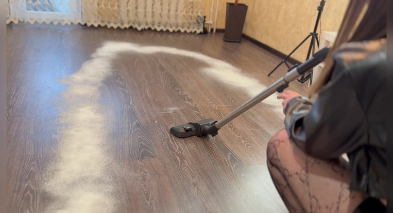 Hottie goddess: Leder gekleidetes zimmermädchen &amp; ihre mächtige miele: weiße staubreinigung