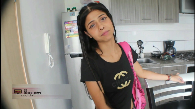 Britany: Después de recoger a mi hermanastra que viene de visita,...