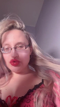 Karın hiçbir şey değil çünkü Findom Goaldigger'a aşıksın. Büyük kalın gözlükler ve kırmızı büyük dudaklarda boşalma ayini.