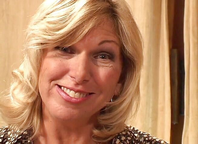 Gilfy Pleasure: Une GILF blonde se fait baiser et éjaculer dans un casting