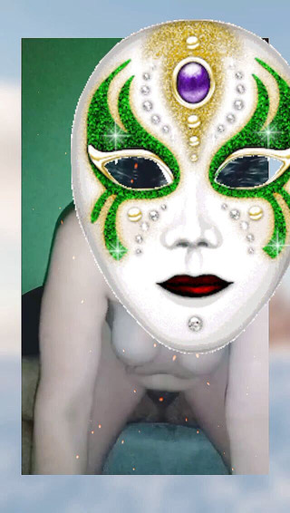 Walker studio: Pod maskou