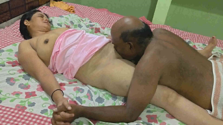 Sexy sindu: Desi betrügende ehefrau im roten und weißen kleid